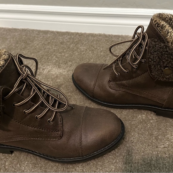 Cliffs by White Mountain Duena Lace Up Ankle Boots for Women, Size 9M - Picture 3 of 6